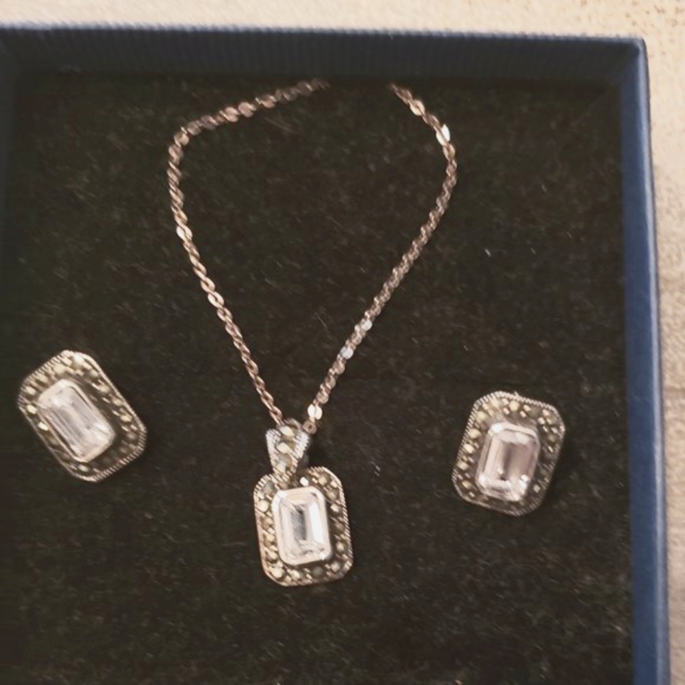 Silver Antique/Vintage look necklace/pendant and matching earrings